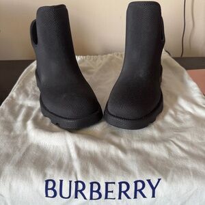 NEVER WORN - Kids Black All weather Burberry boots